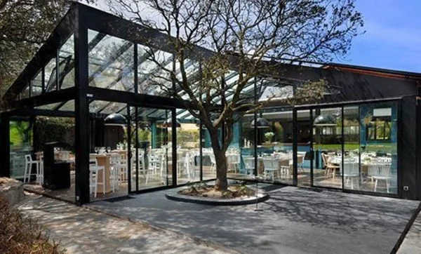 Cabaña Marconi, restaurante invernadero rodeado de encinas