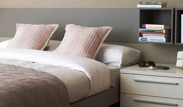 Cabecero con librerías integradas