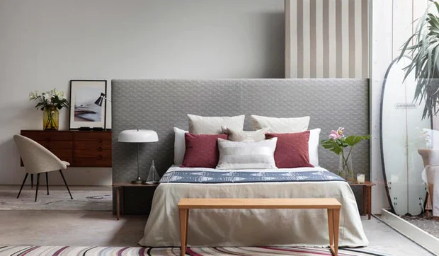 Cabecero tapizado con tela California de Pepe Peñalver que hace de separador 