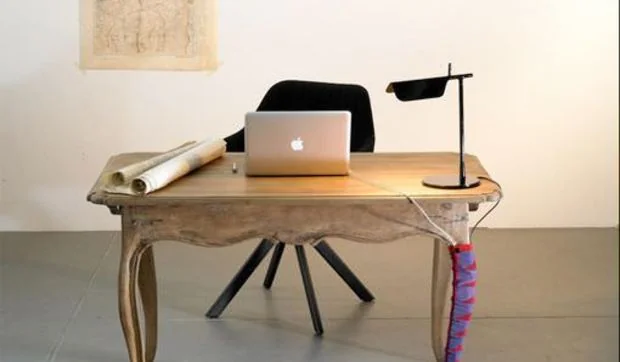 Sujetacables de punto que se ajusta a las patas de la mesa