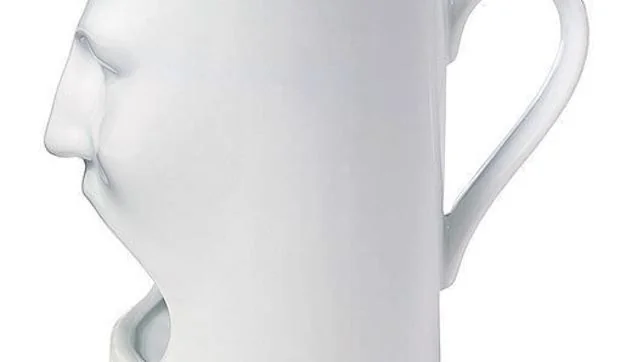 Café y galletas en una taza de diseño