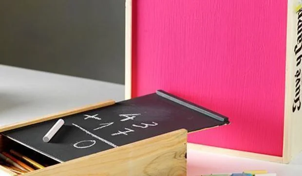 Cajas de vino convertidas en pizarras