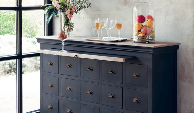 Cómoda sobria en color negro