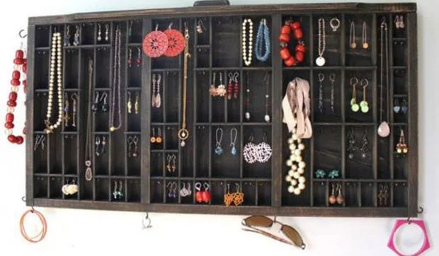 Cajones convertidos en organizadores de bisutería