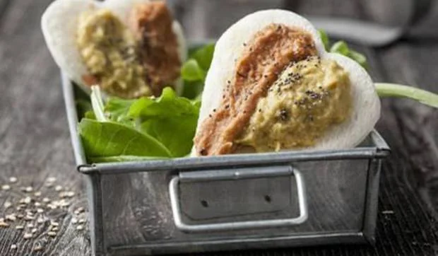 Canapés de hummus bicolor para enamorados