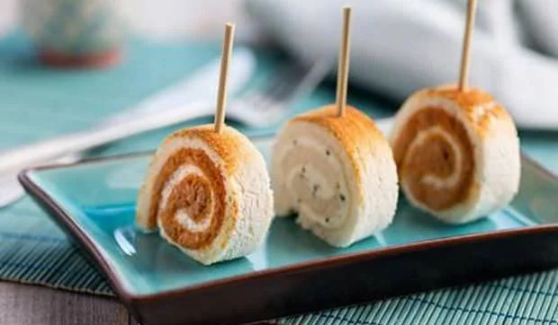 Canapés enrollados con pan de molde