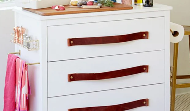 Cómoda convertida en carrito auxiliar