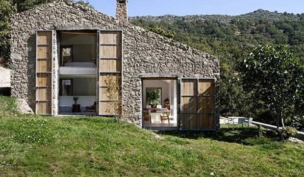 Casa de piedra con estética moderna