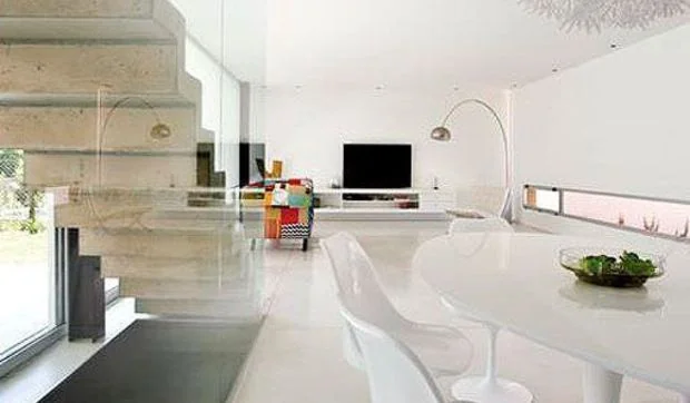 Una casa minimalista con piscina y jardín