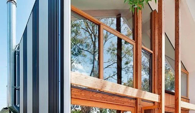 Casa moderna de dos plantas: sostenible, luminosa y bien decorada