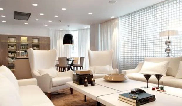 Casa moderna decorada en blanco y madera