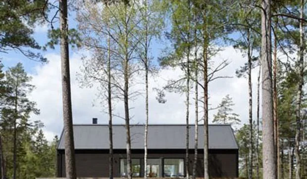 Casa moderna en medio del bosque