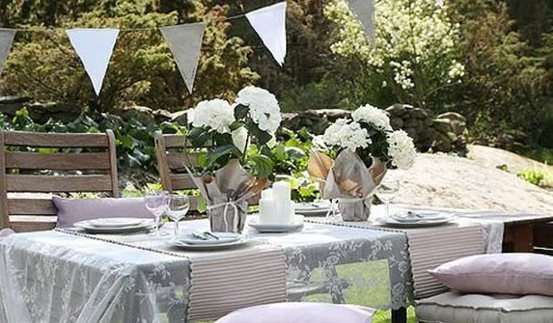 Celebrar una fiesta en el jardín