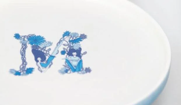 Cerámica pintada a mano con iniciales de la ilustradora Lara Costafreda