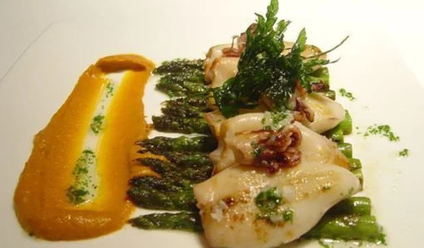 Chipirones a la plancha con espárragos trigueros