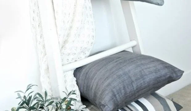 Cinco ideas para ordenar con una escalera