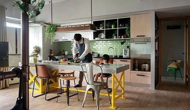 Cocina abierta con isla central para delimitar los ambientes