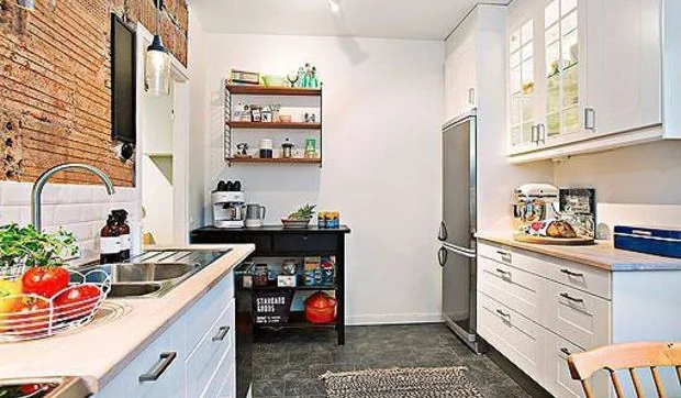 Cocina distribuida en dos frentes y comedor de diario 