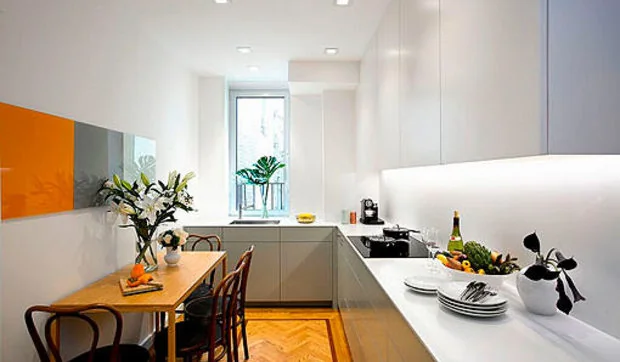 Cocina blanca y gris de estilo moderno con comedor clásico