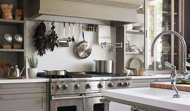 Cocina con comedor de diario y zona de lavado