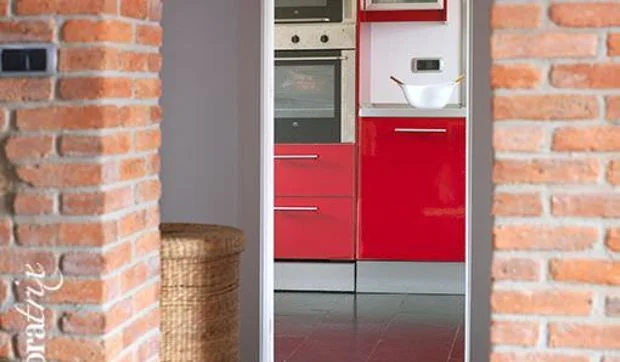 Cocina con muebles de laca roja brillante