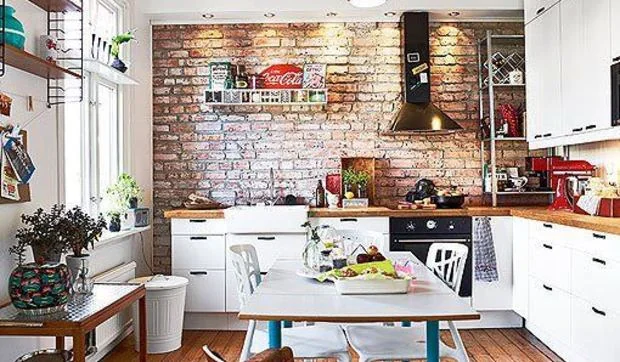Cocina con pared de ladrillo visto