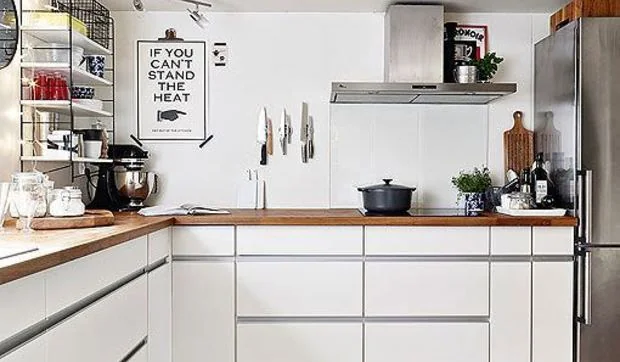 Cocina en blanco, madera y acero
