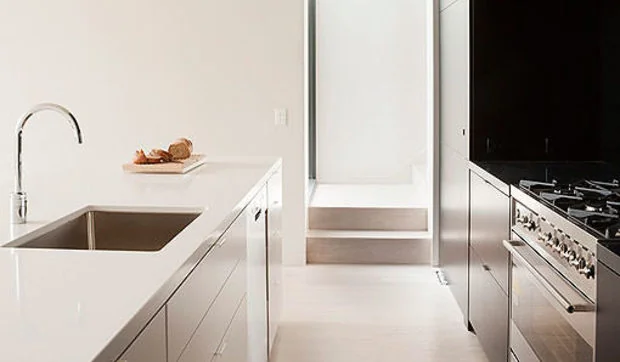 Cocina en blanco, negro y madera. Apúntate a esta tendencia.