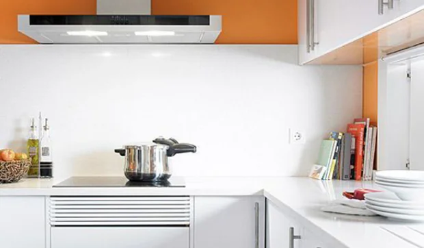 Cocina en blanco y naranja