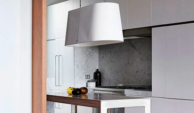 Cocina en mármol blanco, madera y acero para gustos modernos