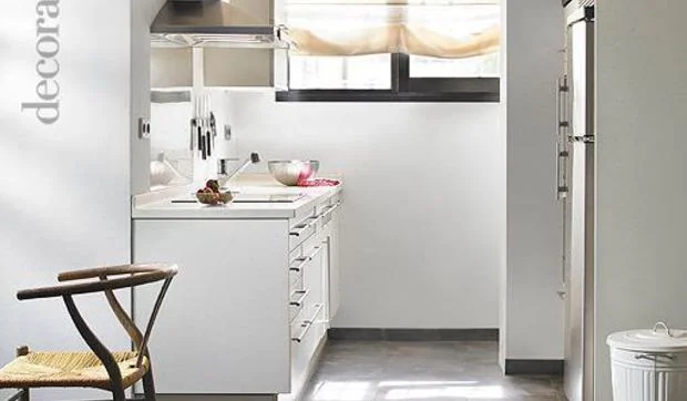 Cocina funcional en blanco y acero