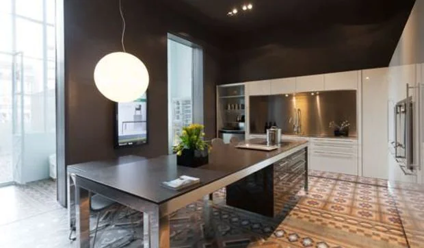 Cocina minimalista y llena de vida