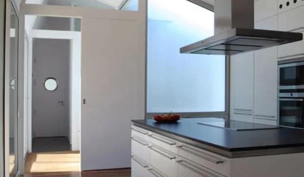 Cocina moderna con isla de trabajo