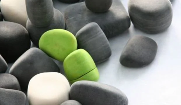 Cojines con forma de piedra inspirados en los cantos de los ríos.