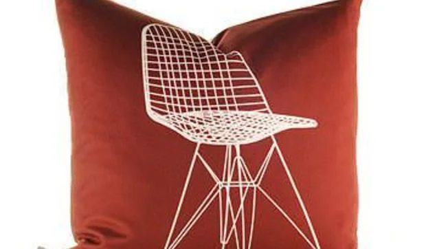 Cojines estampados con sillas de diseño