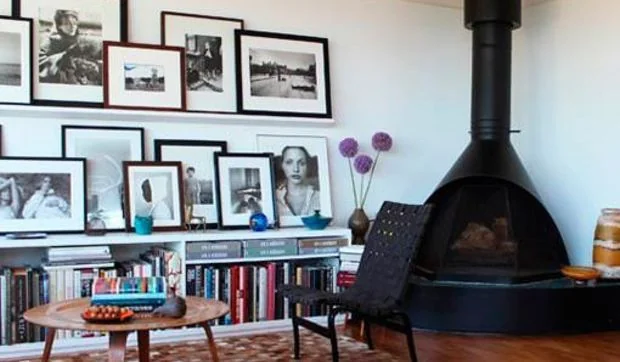 Colgar cuadros y fotos de forma decorativa