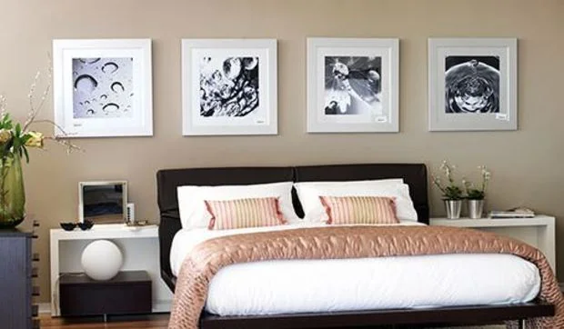Colgar fotos en la pared de la cama