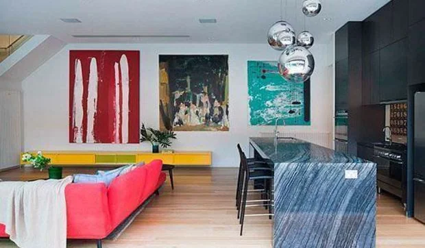 Colores llamativos para un salón con vida, personal y acogedor.