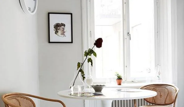 Combinar sillas y mesas de diseño en el comedor