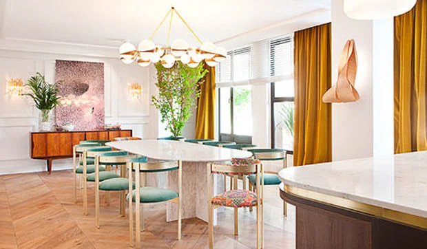 Elegante comedor con cocina integrada en Casa Decor 2015