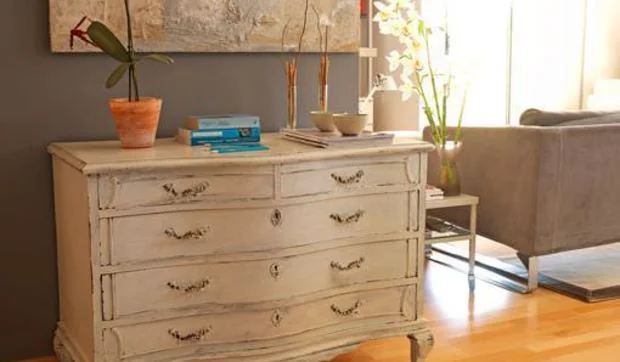 Cómodas antiguas + cuadros modernos, un dúo de plena actualidad