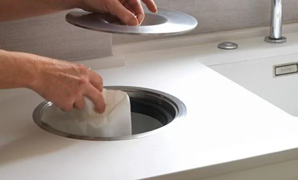 Cubeta para desperdicios orgánicos integrada en la encimera