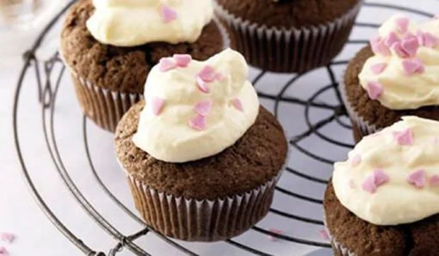 Cupcakes de chocolate con un suave glaseado de vainilla