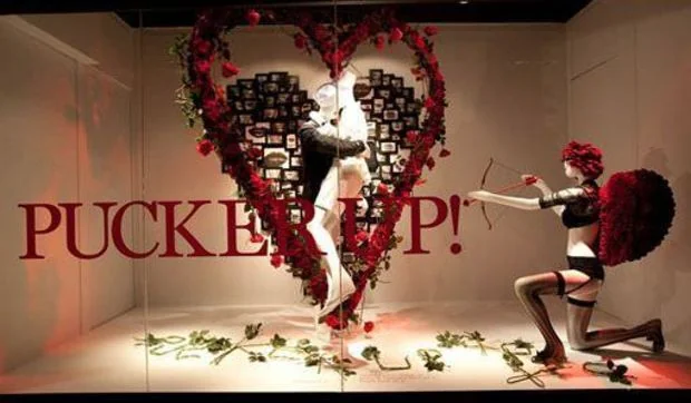 Cupido dispara sus flechas en las tiendas Holt Renfrew
