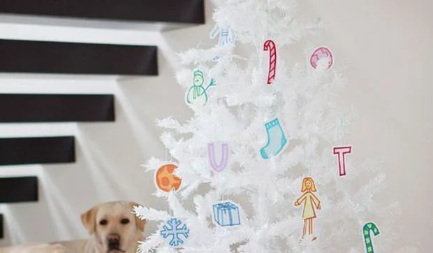 Decora el árbol de Navidad con los dibujos de tus hijos