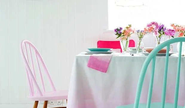 Decorar sillas en tonos pastel y neon