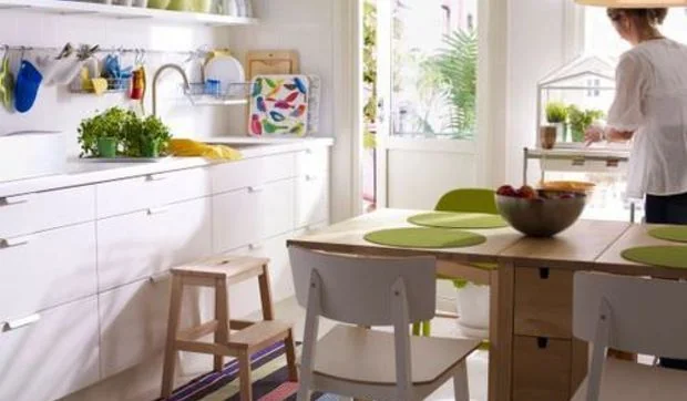 Decorar cocinas blancas con notas de color que aviven su imagen