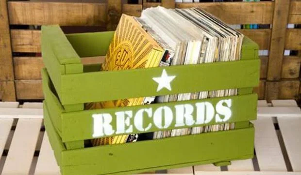 Cajas de fruta recuperadas para organizar tus cosas