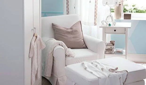 Decorar el cuarto del bebé en azul y blanco
