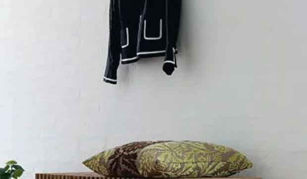 Decorar el recibidor con muebles de madera